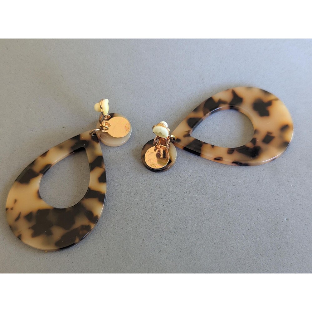 Vintage 1980s Tortoiseshell Lucite Teardrop Dangle Clip On Earrings - Picture 2 of 7
